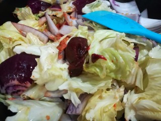 4、冬日佳节暖心韩式部队火锅(附详细蔬菜刻花处理步骤),放入一勺辣酱,继续炒,把辣白菜和圆白菜炒软就可以啦。