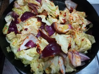 5、冬日佳节暖心韩式部队火锅(附详细蔬菜刻花处理步骤),不用炒得特别软,加入大喜大牛肉粉和方便面调料。