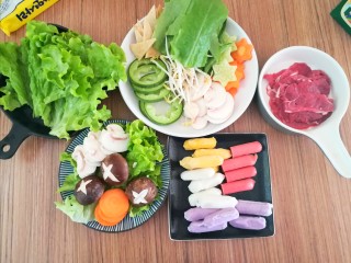 6、冬日佳节暖心韩式部队火锅(附详细蔬菜刻花处理步骤),将牛肉切成薄片,口蘑切片,香菇切花刀,萝卜和胡萝卜切花。