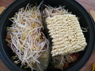 8、冬日佳节暖心韩式部队火锅(附详细蔬菜刻花处理步骤),加入豆芽和方便面饼。