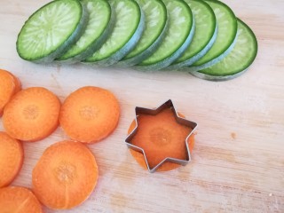 9、冬日佳节暖心韩式部队火锅(附详细蔬菜刻花处理步骤),下面说一下萝卜花的制作,将胡萝卜切成5mm厚的圆,用饼干模具将边压掉。