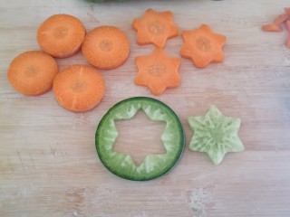 10、冬日佳节暖心韩式部队火锅(附详细蔬菜刻花处理步骤),将青萝卜的心也用饼干模具压掉。