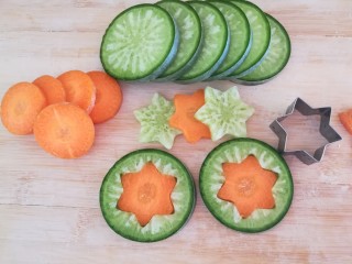 11、冬日佳节暖心韩式部队火锅(附详细蔬菜刻花处理步骤),将胡萝卜和青萝卜组合到一起。