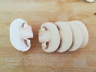 14、冬日佳节暖心韩式部队火锅(附详细蔬菜刻花处理步骤),口蘑切片。