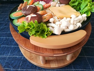 15、冬日佳节暖心韩式部队火锅(附详细蔬菜刻花处理步骤),把所有蔬菜和铺在火锅里。