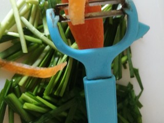 2、快手菜,肉丝豆芽爆海虾,韭菜切段,用刮刀将胡萝卜去皮