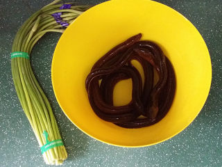 1、蒜苗烧黄鳝,备好食材