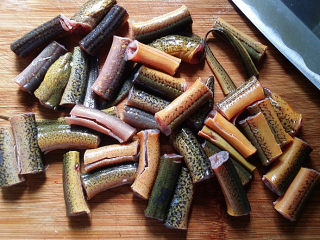 2、蒜苗烧黄鳝,黄鱔宰杀、洗净后切寸段