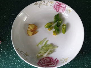 3、蒜苗烧黄鳝,葱、姜、杭椒切好备用