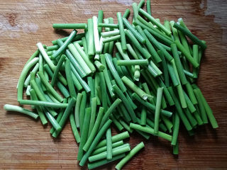 4、蒜苗烧黄鳝,蒜苗洗净后切寸段