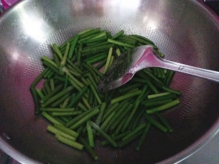 5、蒜苗烧黄鳝,锅热倒油：放入蒜苗拨散、再加点盐炒断生后盛起