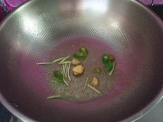 6、蒜苗烧黄鳝,重新倒油、爆香葱姜后盛出