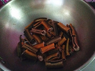 7、蒜苗烧黄鳝,留底油放入黄鱔