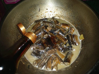 11、蒜苗烧黄鳝,滚开后来点白糖转小火