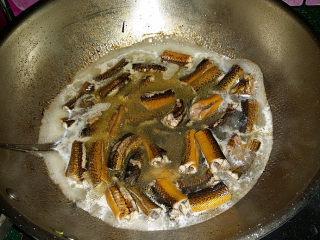 9、蒜苗烧黄鳝,倒入温水加盖大火