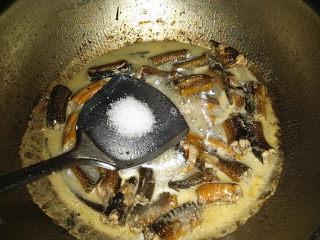 10、蒜苗烧黄鳝,滚开后来点白糖转小火