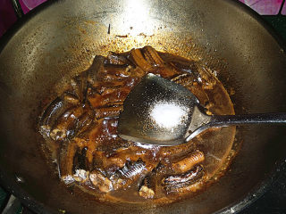 12、蒜苗烧黄鳝,随后加些食盐调味