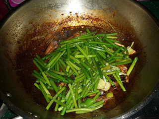 13、蒜苗烧黄鳝,重新倒入煸好的葱姜、蒜苗，转大火快速翻炒