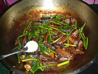 14、蒜苗烧黄鳝,最后撒少许鸡精炒匀起锅