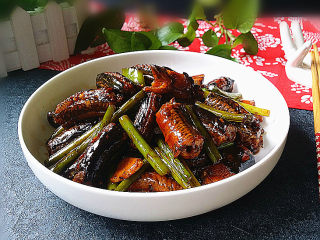 15、蒜苗烧黄鳝,盛入盘中