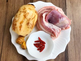 1、珍珠丸子,五花肉，藕，枸杞，生姜