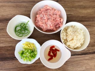 8、珍珠丸子,把藕茸和肉末放碗里，枸杞用凉开水浸泡，葱白和姜切末，葱叶撕成丝放入凉开水里泡一下（葱丝泡一下会卷起来）