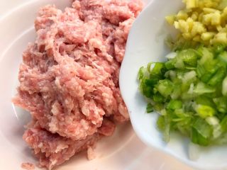 11、珍珠丸子,放入姜葱末