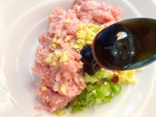 12、珍珠丸子,放入8g蚝油