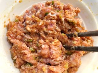 20、珍珠丸子,用筷子顺时针搅拌均匀