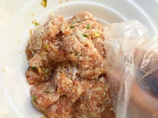 22、珍珠丸子,手套上保鲜膜，把肉末和藕茸抓匀，用手摔打肉末30下，直至上劲