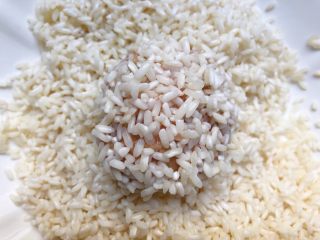 24、珍珠丸子,放到糯米里转一圈，让肉丸均匀的裹上糯米