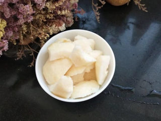 3、冰糖梨水,然后把梨切成小块