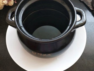 4、冰糖梨水,砂锅里入适量的水