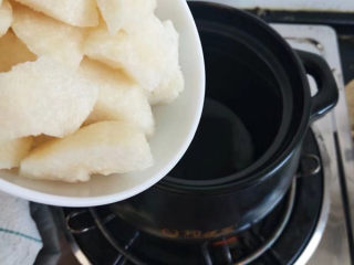 5、冰糖梨水,加入梨块