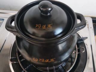 8、冰糖梨水,加盖再小火慢煮半小时