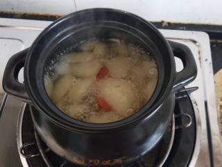 10、冰糖梨水,加入少许的枸杞点缀