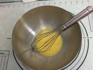 1、抹茶玛德琳蛋糕,鸡蛋用手动打蛋器打散后