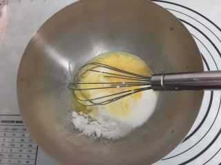 2、抹茶玛德琳蛋糕,加入细砂糖、牛奶搅打均匀