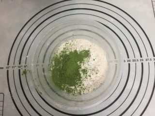 3、抹茶玛德琳蛋糕,低筋面粉、抹茶粉、泡打粉混合后