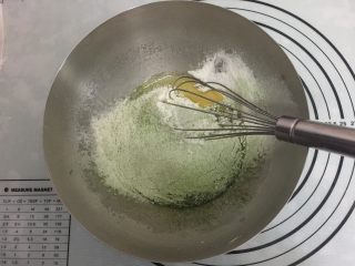 4、抹茶玛德琳蛋糕,筛入第二步的混合物里，用打蛋器继续搅拌均匀,搅拌成为光滑的面糊