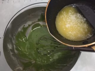 5、抹茶玛德琳蛋糕,黄油隔水加热溶化成液态以后，把温热的黄油倒入面糊里