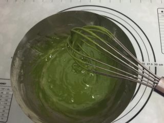 6、抹茶玛德琳蛋糕,用打蛋器搅拌到黄油和面糊完全融合，呈流动状面糊