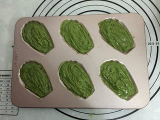 8、抹茶玛德琳蛋糕,挤入涂了薄薄一层黄油的玛德琳蛋糕模具