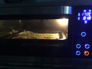 9、抹茶玛德琳蛋糕,放入预热好170度的烤箱，烤18分钟左右