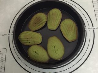 11、抹茶玛德琳蛋糕,取出后,稍微冷却一会，把模具稍微倾斜一点就脱模了