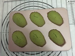 10、抹茶玛德琳蛋糕,直到完全膨胀即可出炉