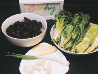 1、【cathy边吃边营养】青笋炒木耳,准备食材，洗净备用