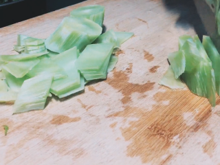 2、【cathy边吃边营养】青笋炒木耳,首先将青笋去掉表皮，洗净后切成菱形块，另外将葱姜蒜改刀，葱蒜切成细末，姜切成小块