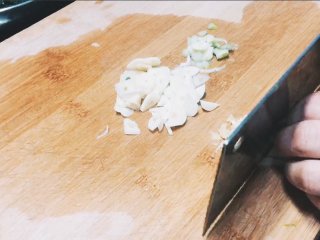 4、【cathy边吃边营养】青笋炒木耳,葱姜蒜改刀切沫