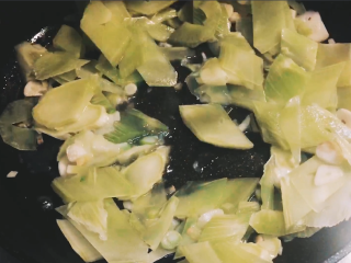 7、【cathy边吃边营养】青笋炒木耳,锅内放少量的油，加入切好的葱姜蒜爆香，随后将切好的青笋片放入煸炒，炒到青笋片基本成半熟的状态